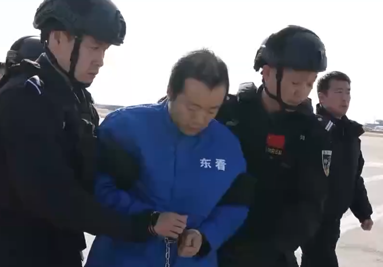 公安部將涉嫌詐騙的「太子集團」華裔創辦人兼董事長陳志押解回國。(央視新聞)